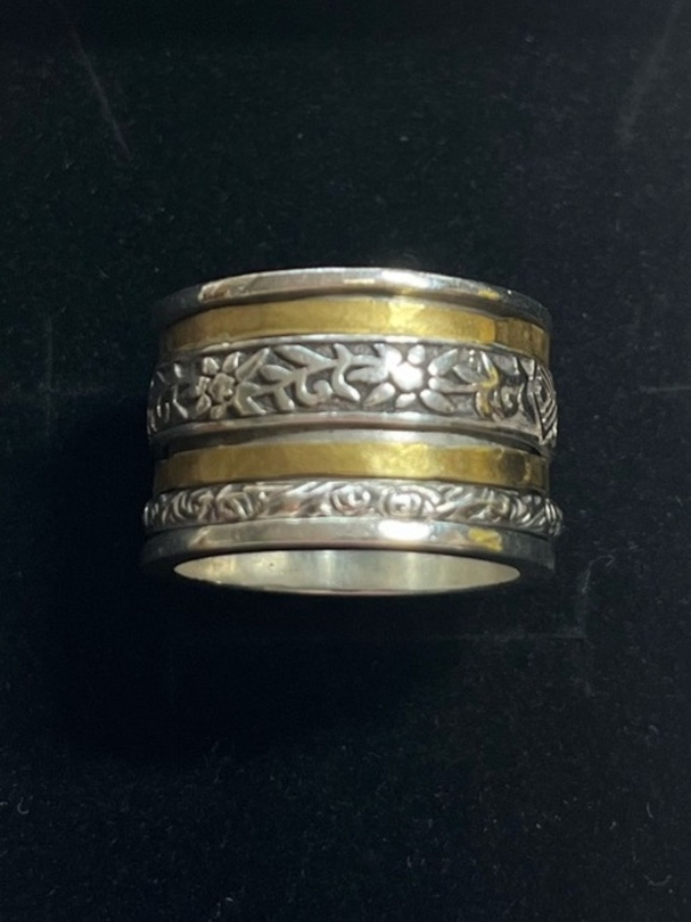 Silpada 925 Sterling Silver & Brass spinner ring. Retired
Size 8